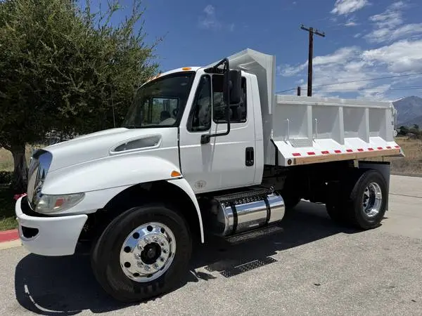 DUMP TRUCK 2017 CUMMINS AUTOMATIC RUNS GREAT