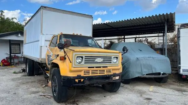 Chevy Truck 1983 clean title with 24’ dry box with lift