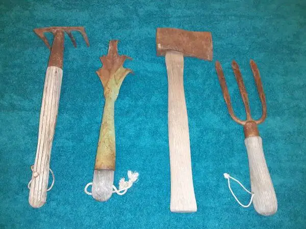 (4) VINTAGE/ANTIQUE METAL AND WOOD GARDENING TOOLS