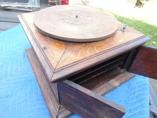 ANTIQUE VICTOR VV-VI TALKING MACHINE FOR RESTORATION