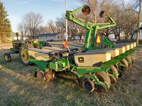 JD 1760 12-row planter- excellent condition