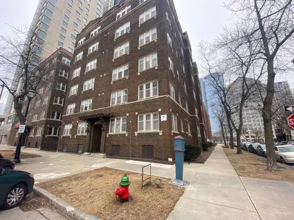 Beautiful 1BR downtown near the lakefront! HALF OFF FIRST MONTH RENT!!