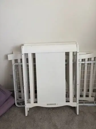 Baby Crib with 2 mattresses and mattress sheets
