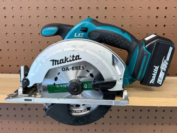 Makita XSS02Z 18V LXT 6-1/2 Circular Saw w/ 6Ah Battery