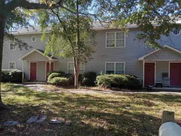 Large 3bed 3 full baths Townhouse great location ava. now