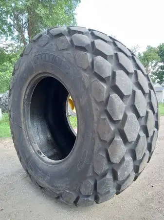 Titan 30.5R32 diamond tread tire for grain cart/manure tank- 18-ply