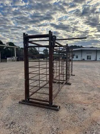 CATTLE ALLEY WITH SLIDING GATES- NICE!!
