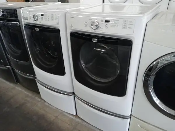 ★Maytag Maxima X front load washer and dryer set on pedestals