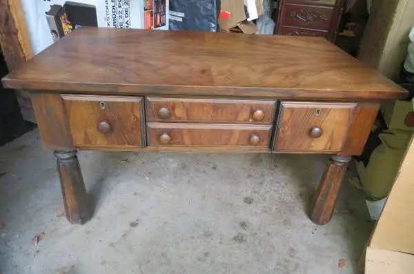 ANTIQUE COFFEE TABLE -MID 1900s - GREAT SHAPE !