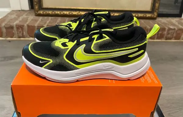 Nike Cosmic Runner (GS) - Brand New - Youth 5.5Y