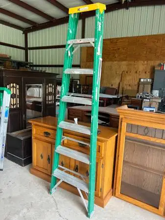 7’ Fiberglass Ladder