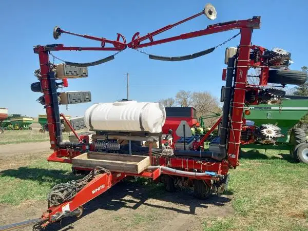 White 6122 12-row planter- liquid fert & row shutoffs- excellent