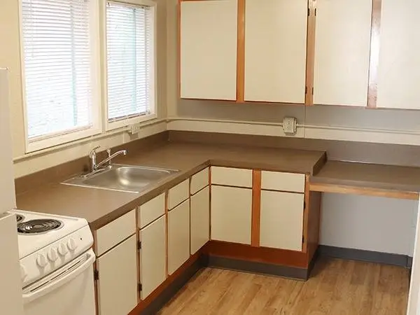 1BR apt :: Fully-equipped kitchen :: Large windows :: On-site laundry