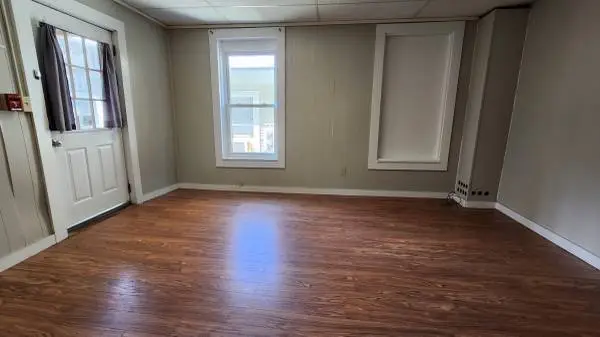 1st floor Studio with private entrance that includes utilities
