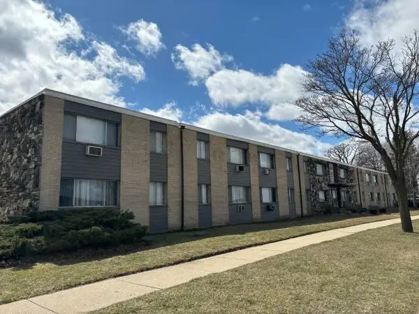 Spacious and Bright One Bedroom in West Allis Half of First Month Rent