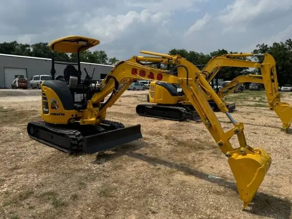 2011 Komatsu PC30MR-3 30HP Excavator with only 2497 Hours