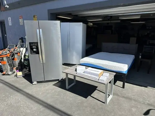 New Whirlpool 20.5 cu ft Refrigerator Freezer For Sale