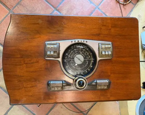 Zenith Chair-Side 10H551 Restored Antique radio AM added Aux jack.