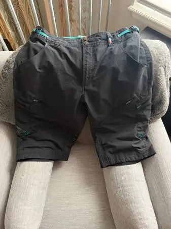 Like new Yeti 31-33 mtn biking shorts