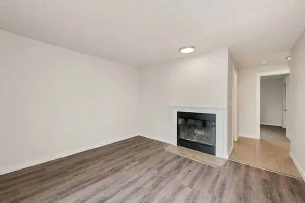In Burien, 2 Bed, Lush landscaping