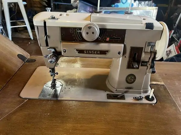 Singer sowing table with 401A model