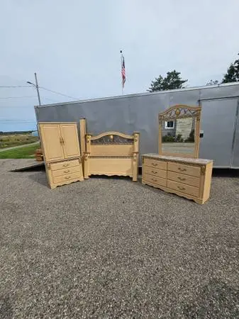 ORNATE BEDROOM SET QUEEN SIZE BED FRAME AND TWO LARGE DRESSERS $250 (C