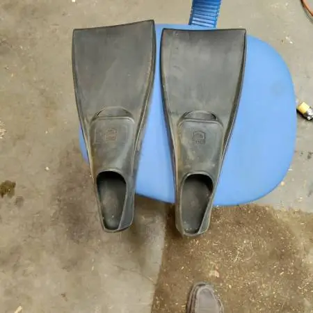 Shut up to small swim fins