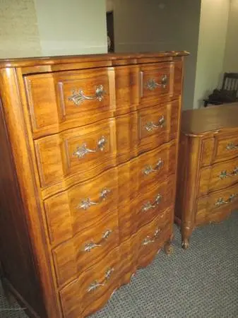 3PIECE FULL SIZE BEDROOM SET - SOLID WALNUT ** you pickup*