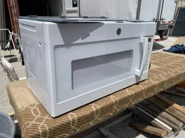 White GE Microwave Oven 1.9 Cu Ft Model #JVM7195DK3WW Used