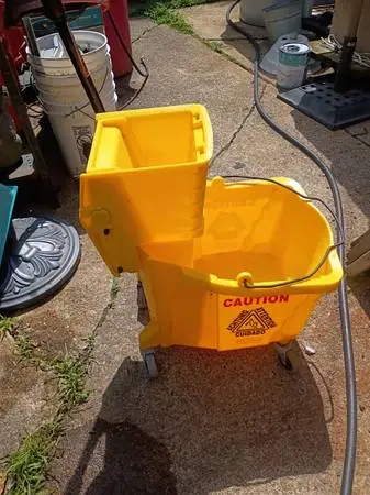 Rubbermaid mop bucket and squeezer