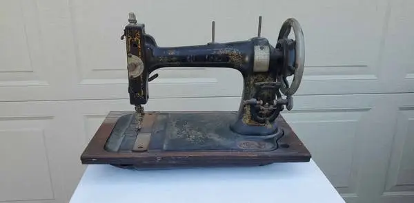 ANTIQUE SEWING MACHINE  * does not work