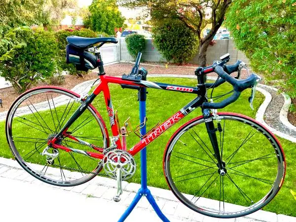 ROAD BIKE - TREK 2300