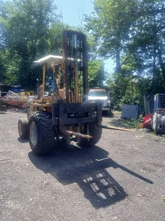 Case 586 Rough-Terrain Forklift propane