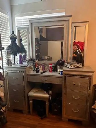 Makeup vanity