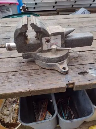 Buffalo model S-4 swivel bench vise