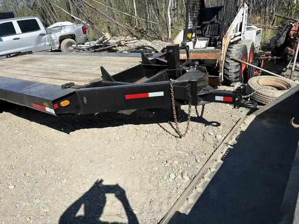 Heavy equipment trailer