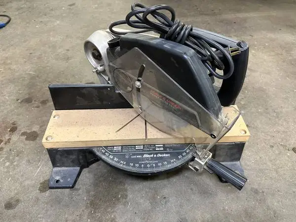 Chop Saw. Black & Decker, 9 AMP, 120 V