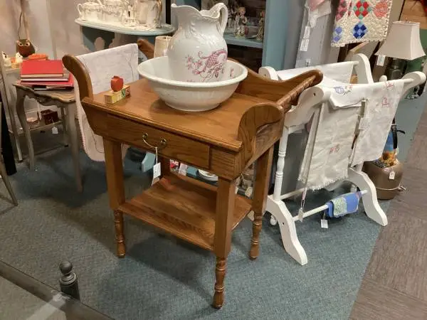 NICE WASH STAND W/1 DRAWER & TOWEL RACKS