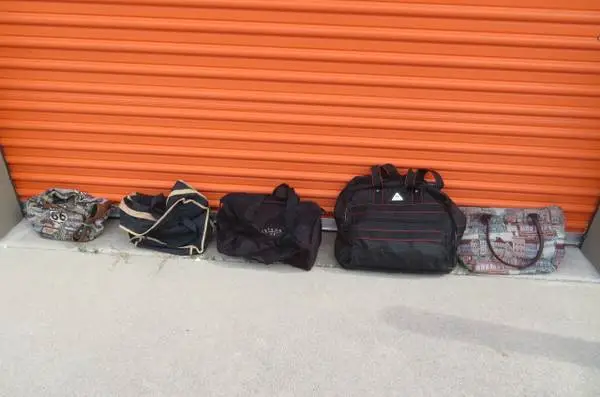 HANDBAGS AND TOTES - 11 - VARIOUS PRICES - MOST BRAND NEW! - $2 to $5-