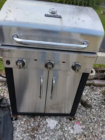 CHARBROIL OUTDOOR 3 BURNER GAS GRILL