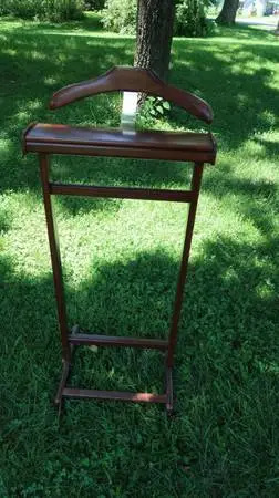 MEN VALET W/STORAGE ON TOP AND WHEELS