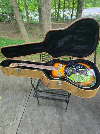 Regal Resonator Guitar RD-40V with Tweed Case