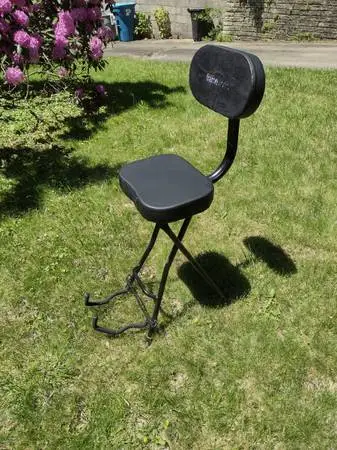 GATOR frameworks stool with built-in guitar stand