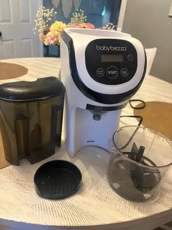Like New Baby Brezza Formula Pro® Mini Baby Formula Dispenser