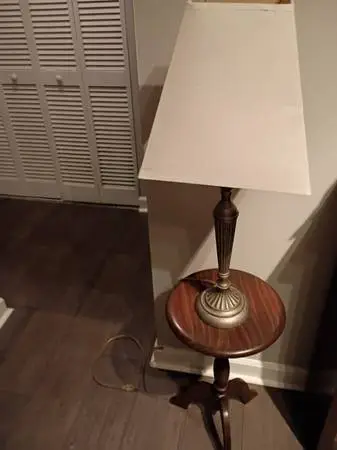 Bundle pedestal table w lamp