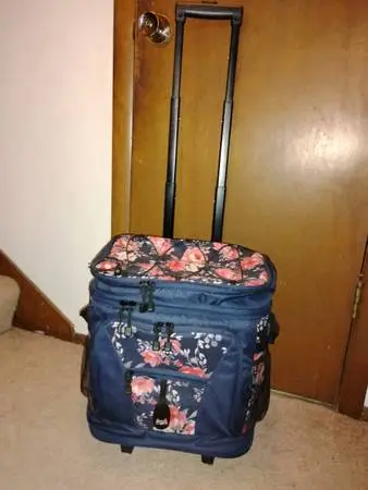 Rolling cooler w/pull out handle & tons of compartments