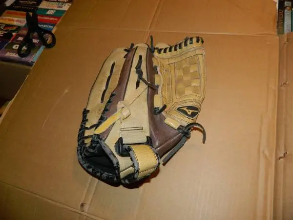 12.-INCH MIZUND RIGHT HAND BASEBALL GLOVE