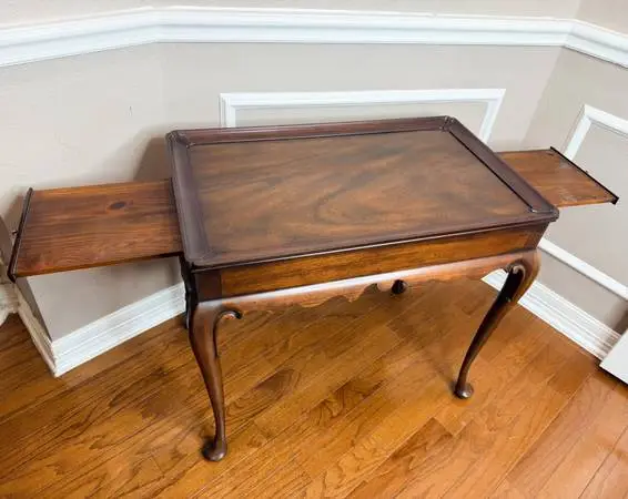 Henkel Harris Virginia Galleries Mahogany Tea Table (Model 5416)