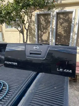 Nissan Frontier LE 4x4 Tailgate
