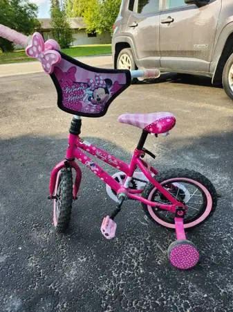 Minnie Girls 12 bike w/training wheels and helmet